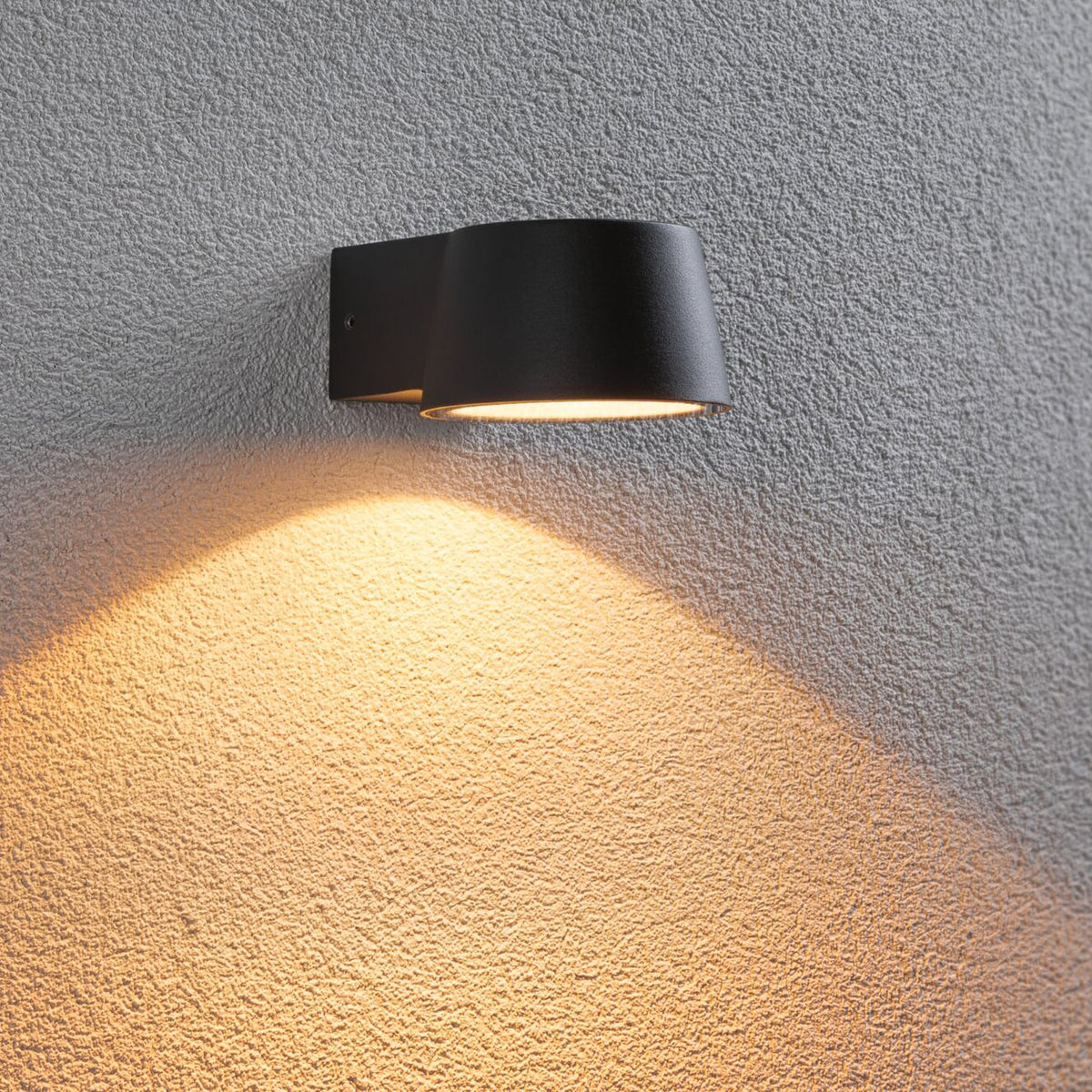 Applique extérieure LED compacte anthracite 2200 K IP44 en situation extérieure
