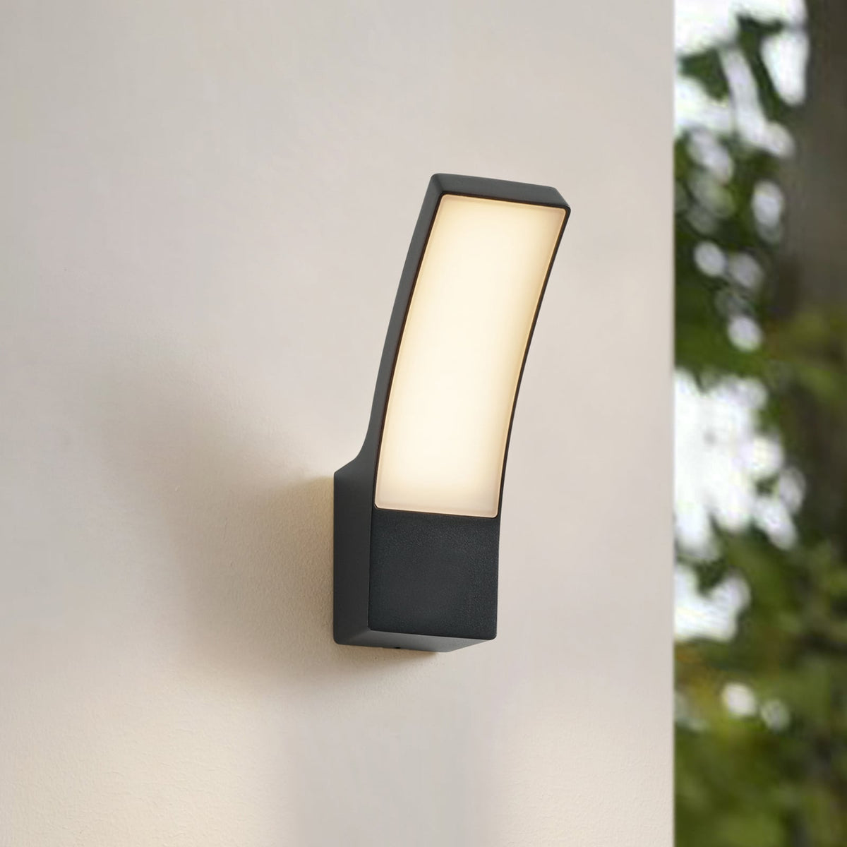 Applique extérieure LED courbe anthracite 1006 lm IP54 en situation extérieure