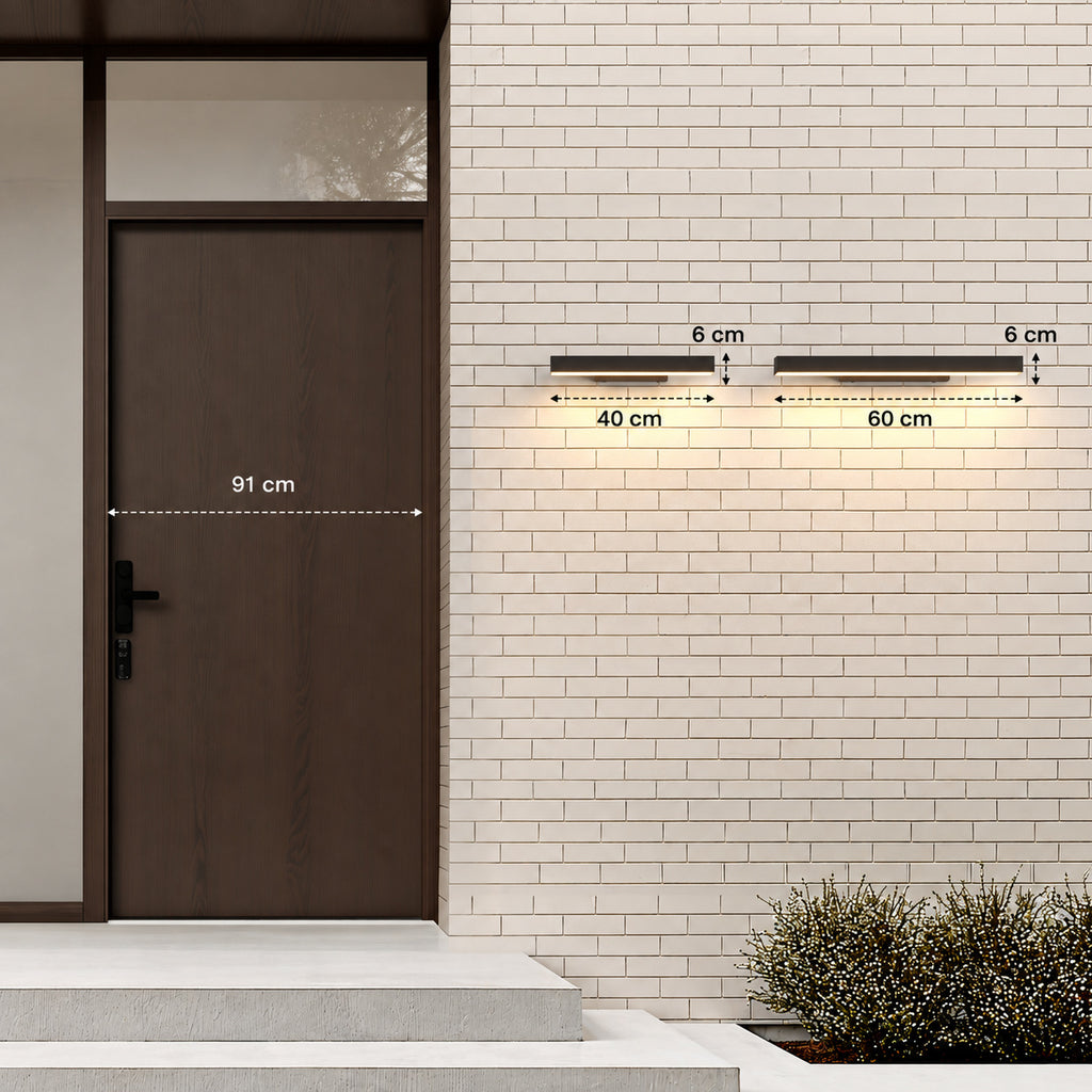 Les deux longueurs de l’applique extérieure horizontale, 40 et 60 cm pour 6 cm de hauteur, à côté d’une porte d’entrée de 91 cm