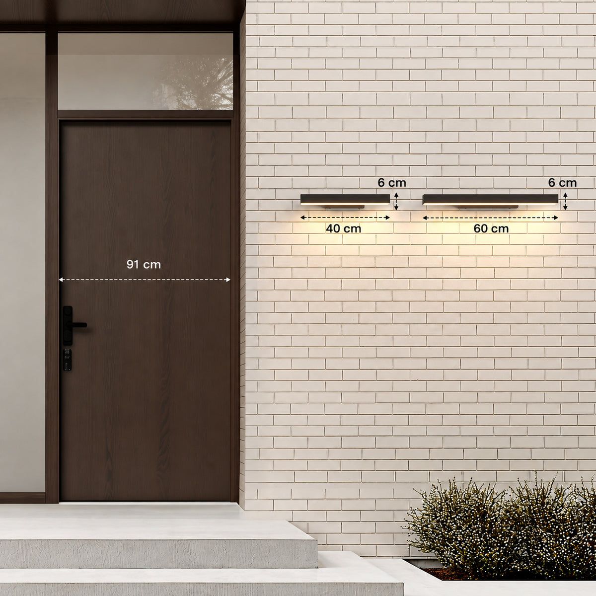 Les deux longueurs de l’applique extérieure horizontale, 40 et 60 cm pour 6 cm de hauteur, à côté d’une porte d’entrée de 91 cm