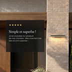 Applique extérieure horizontale noire allumée sur un pilier en briques, avis client 5 étoiles : « Simple et superbe ! »