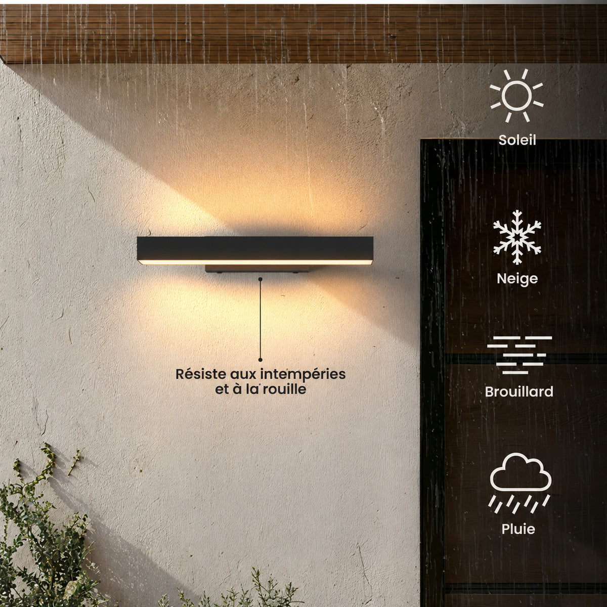 Applique extérieure horizontale noire allumée sur un mur enduit sous la pluie : résiste aux intempéries et à la rouille, par soleil, neige, brouillard ou pluie