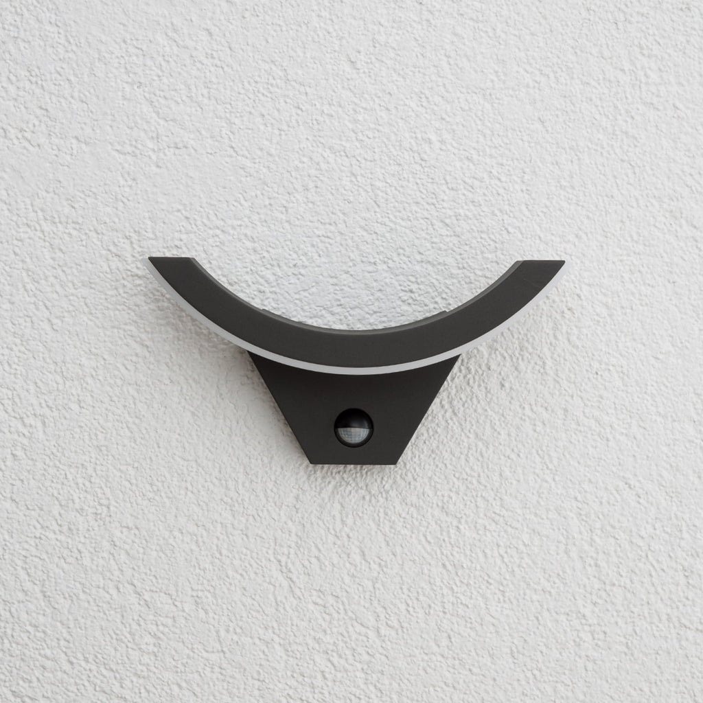 Applique extérieure LED semi-circulaire anthracite avec détecteur IP54 en situation extérieure