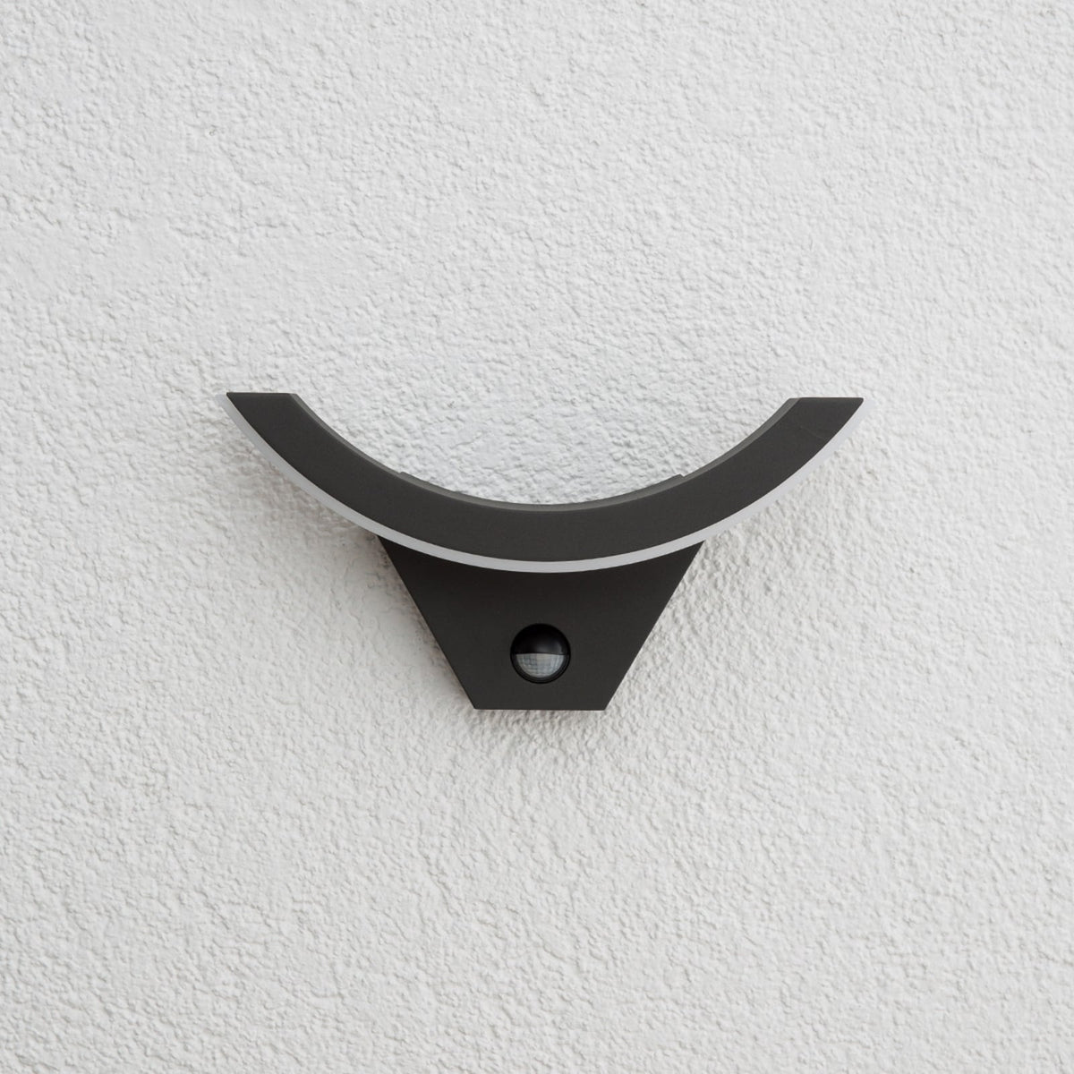 Applique extérieure LED semi-circulaire anthracite avec détecteur IP54 en situation extérieure