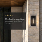 Applique extérieure noire allumée sur un mur en briques claires, avis client 5 étoiles « Une lumière magnifique »