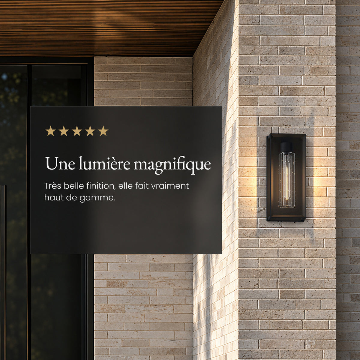 Applique extérieure noire allumée sur un mur en briques claires, avis client 5 étoiles « Une lumière magnifique »