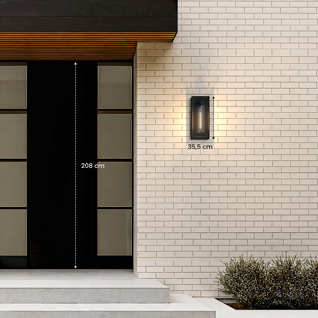 Hauteur de l’applique extérieure, 35,5 cm, comparée à une porte d’entrée de 208 cm