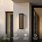 Applique extérieure noire à lames sur une façade en brique claire : basse consommation, design moderne et élégant, finitions soignées, robuste et durable