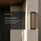 Applique extérieure noire à lames allumée sur un mur en briques claires, avis client 5 étoiles : « Lueur parfaite »