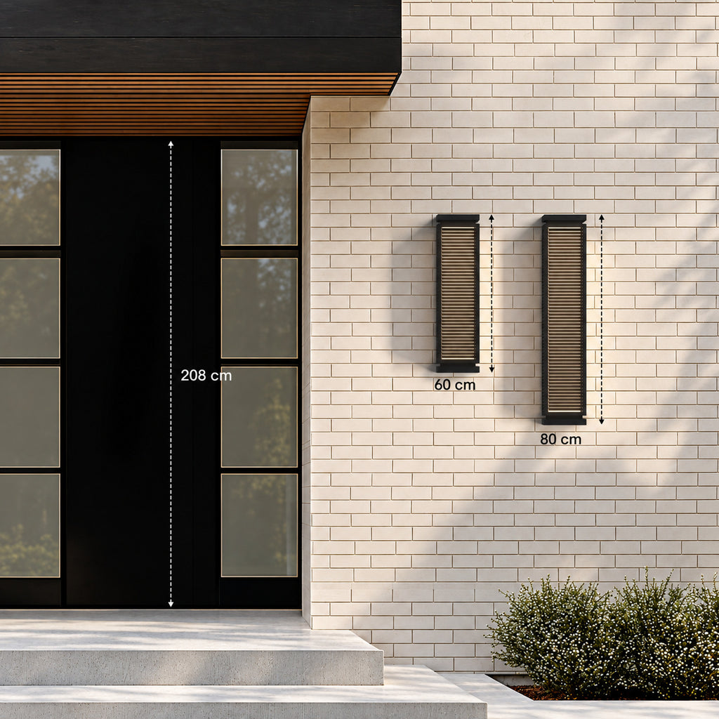 Les deux tailles de l’applique extérieure noire à lames, 60 et 80 cm, comparées à une porte d’entrée de 208 cm