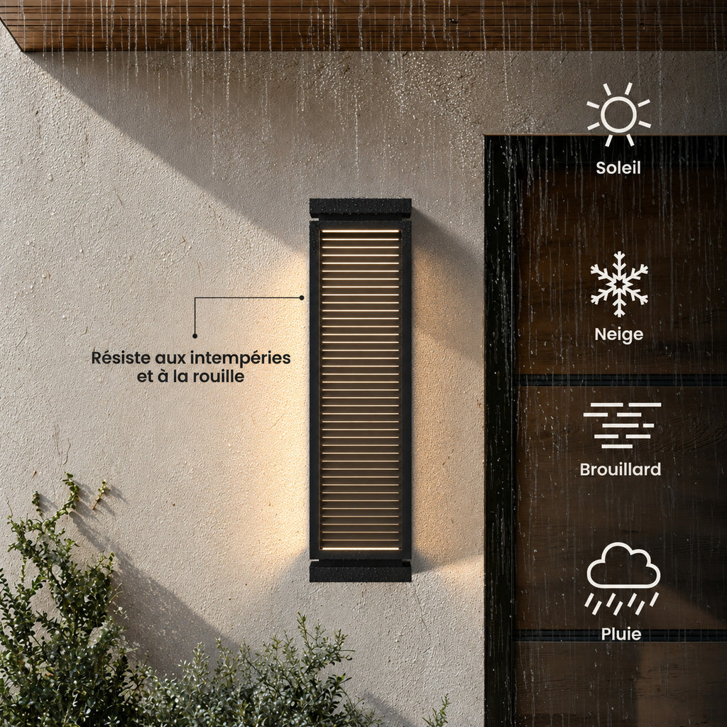 Applique extérieure noire à lames sur un mur enduit sous la pluie : résiste aux intempéries et à la rouille, par soleil, neige, brouillard ou pluie