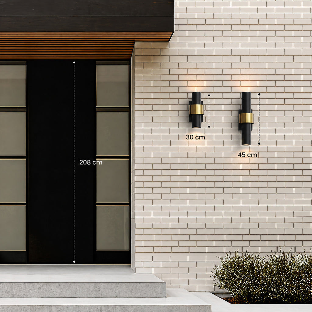 Les deux tailles de l’applique extérieure noire et dorée, 30 et 45 cm de haut, à côté d’une porte d’entrée de 208 cm