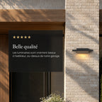 Applique extérieure noire allumée sur un pilier en briques claires, avis client 5 étoiles : « Belle qualité »