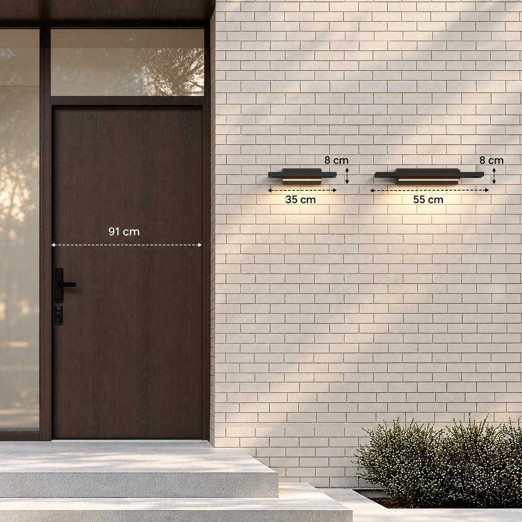 Les deux tailles de l’applique extérieure noire, 35 et 55 cm de long pour 8 cm de haut, à côté d’une porte d’entrée de 91 cm