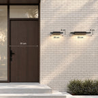 Les deux tailles de l’applique extérieure noire, 35 et 55 cm de long pour 8 cm de haut, à côté d’une porte d’entrée de 91 cm
