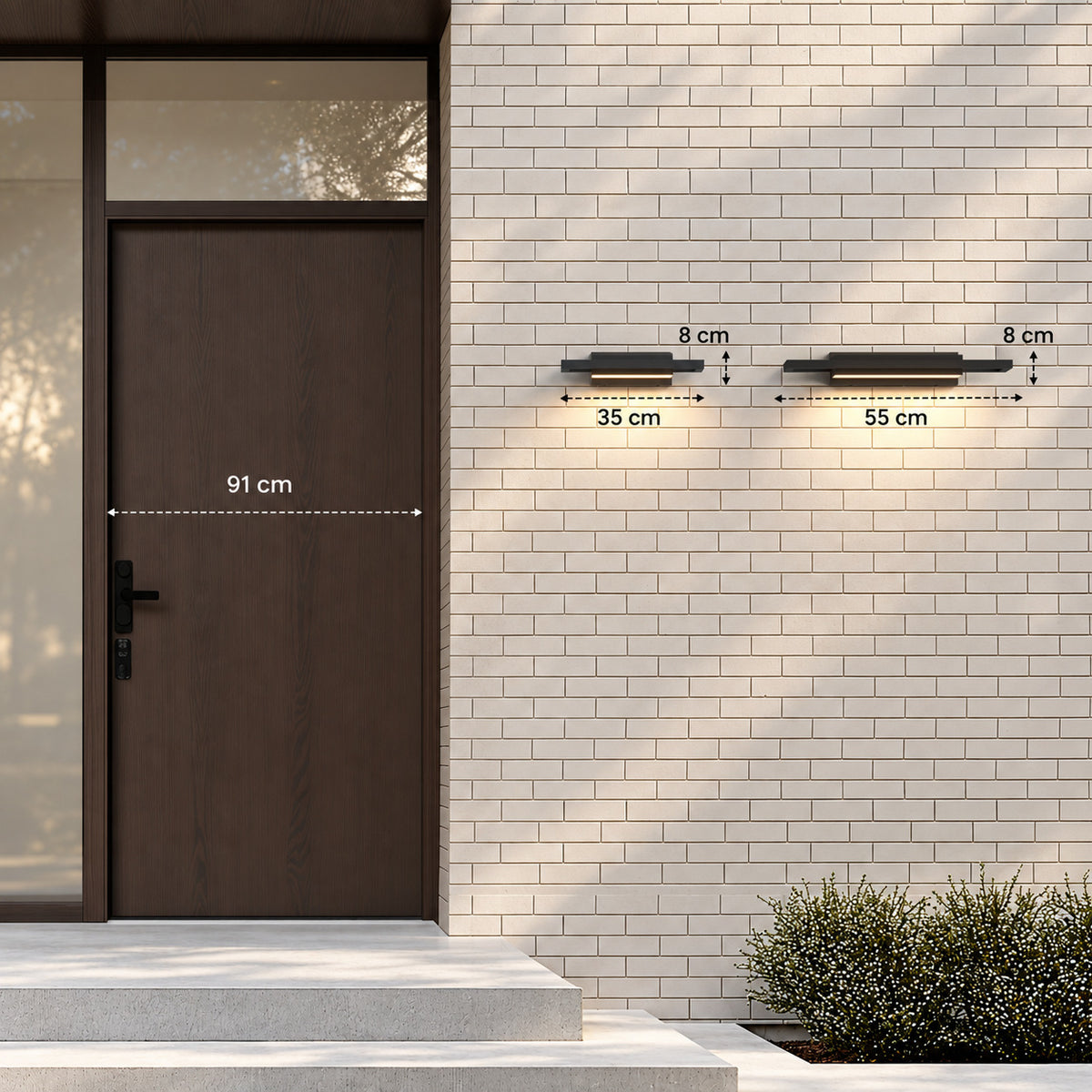 Les deux tailles de l’applique extérieure noire, 35 et 55 cm de long pour 8 cm de haut, à côté d’une porte d’entrée de 91 cm