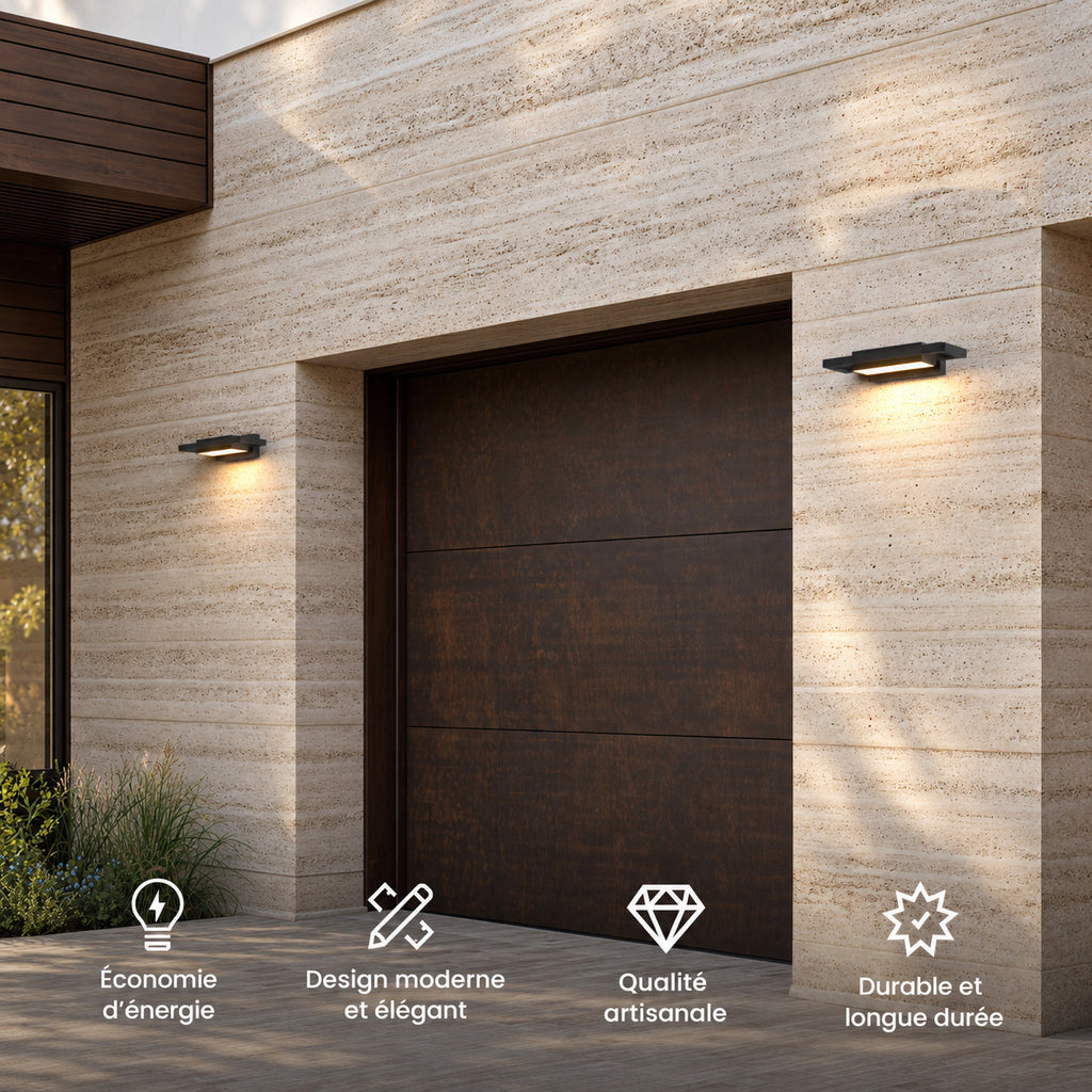 Deux appliques extérieures noires allumées de part et d’autre d’une porte de garage : économie d’énergie, design moderne et élégant, qualité artisanale, durable et longue durée