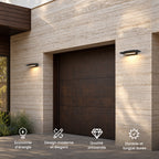 Deux appliques extérieures noires allumées de part et d’autre d’une porte de garage : économie d’énergie, design moderne et élégant, qualité artisanale, durable et longue durée