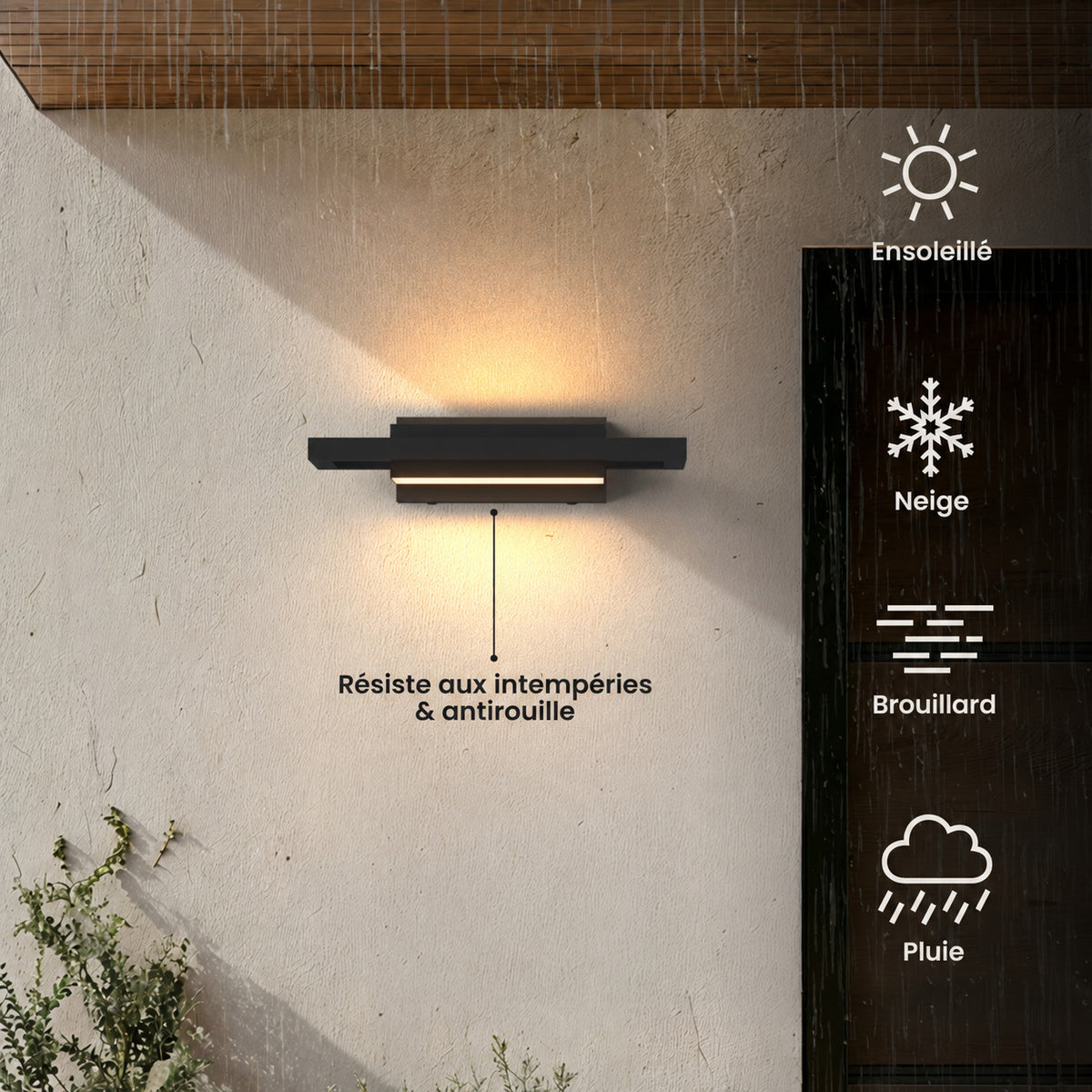 Applique extérieure noire allumée sur un mur enduit sous la pluie : résiste aux intempéries et à la rouille, par soleil, neige, brouillard ou pluie