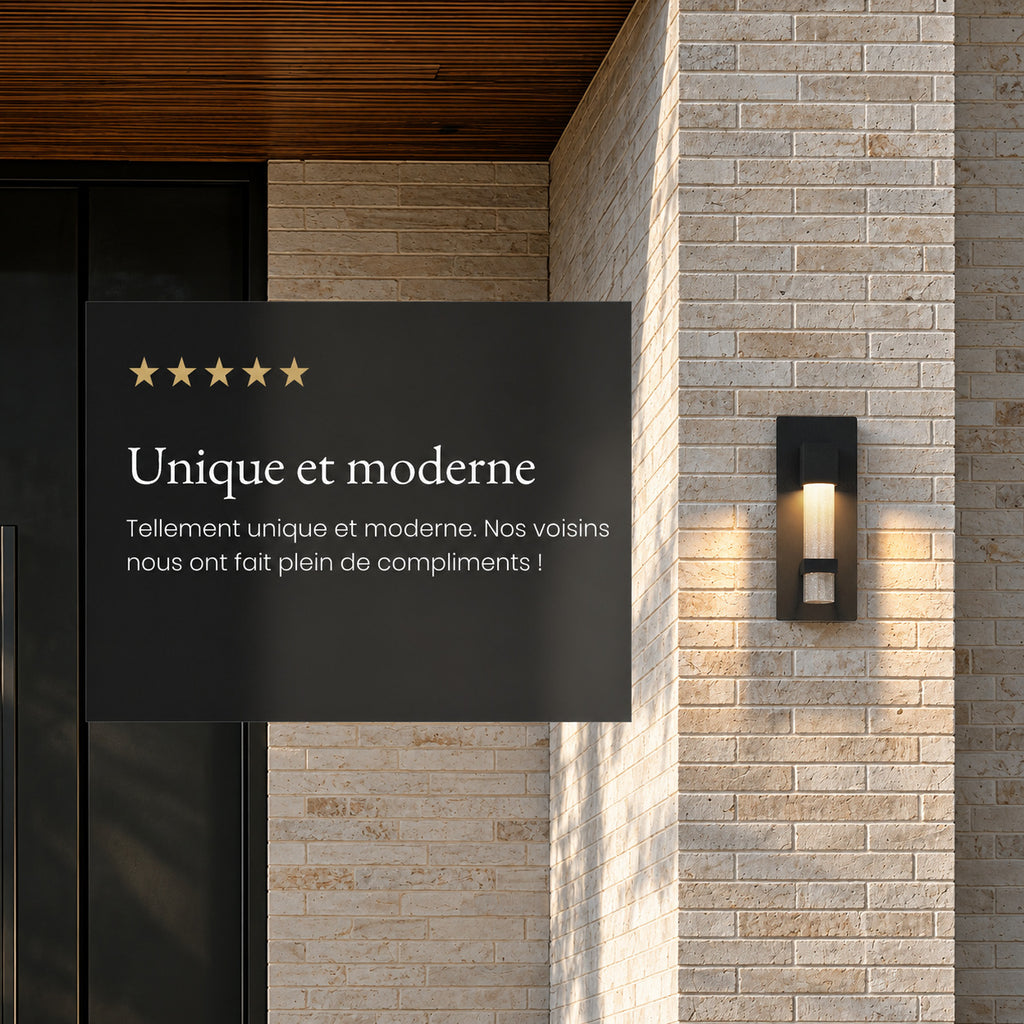 Applique extérieure noire allumée sur un mur en briques claires, avis client 5 étoiles : « Unique et moderne »