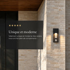 Applique extérieure noire allumée sur un mur en briques claires, avis client 5 étoiles : « Unique et moderne »
