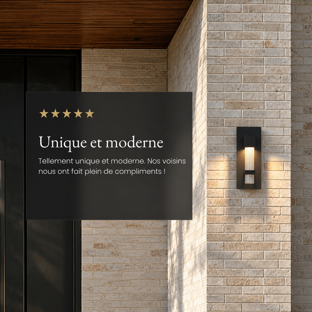 Applique extérieure noire allumée sur un mur en briques claires, avis client 5 étoiles : « Unique et moderne »