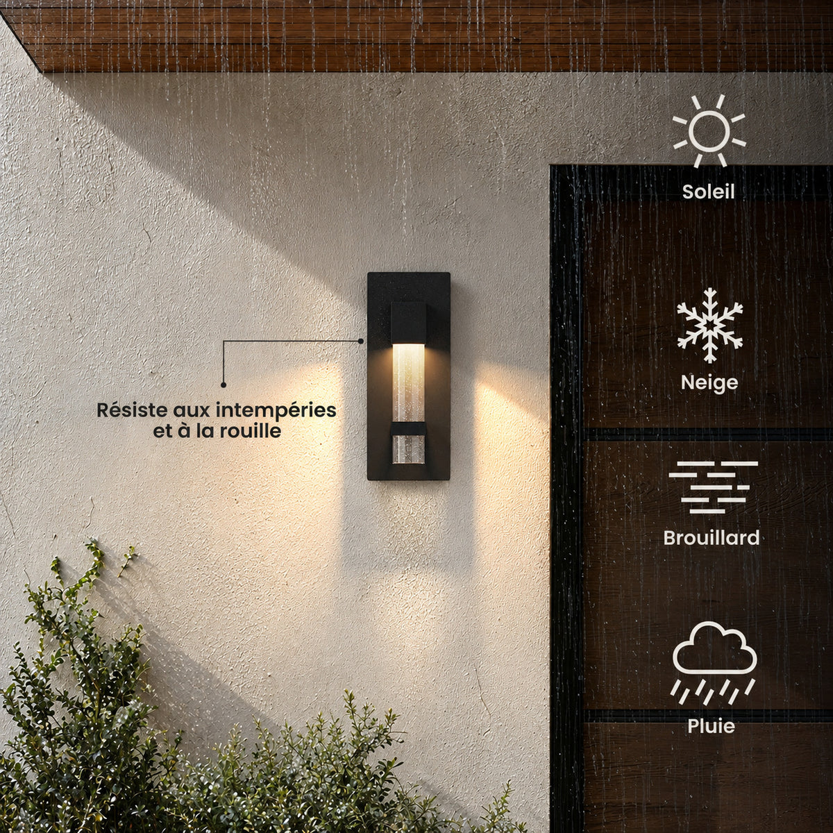 Applique extérieure noire allumée sur un mur enduit sous la pluie : résiste aux intempéries et à la rouille, par soleil, neige, brouillard ou pluie