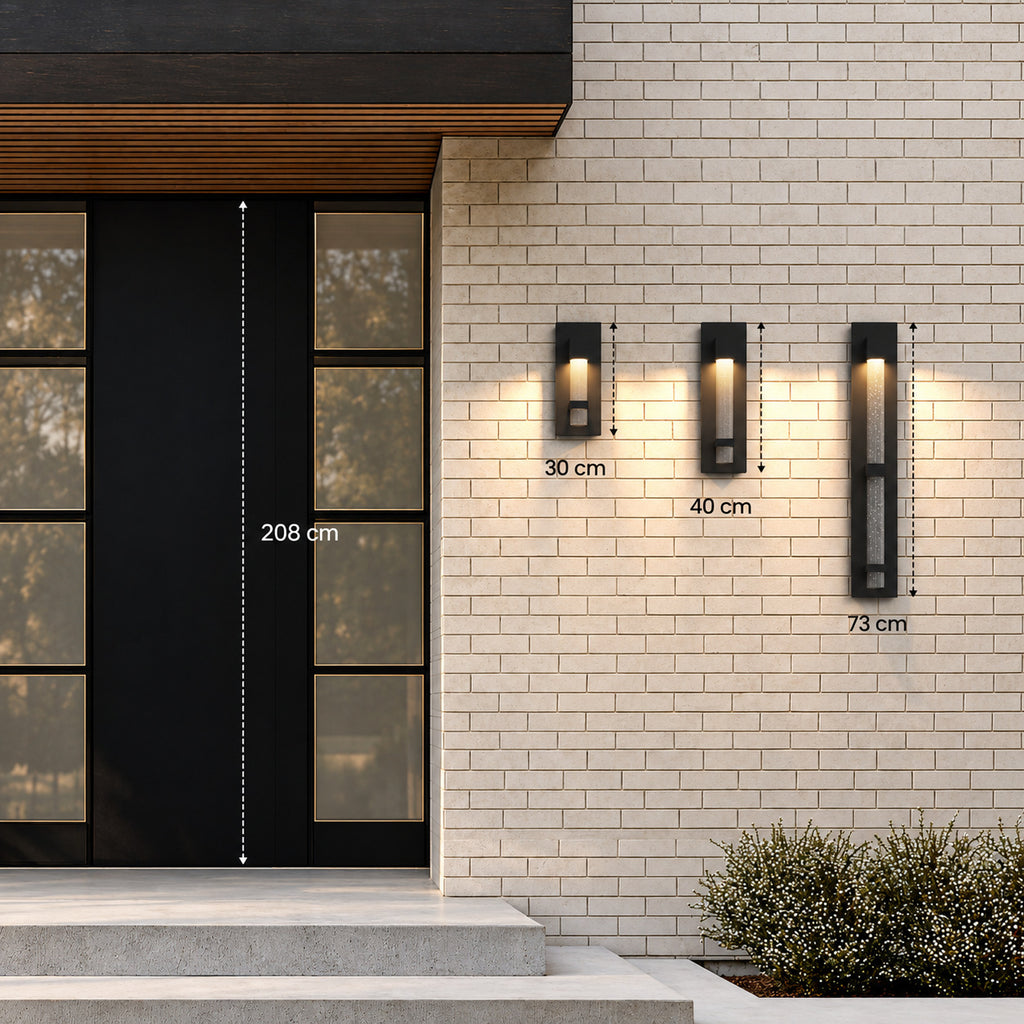 Les trois tailles de l’applique extérieure noire, 30, 40 et 73 cm, comparées à une porte d’entrée de 208 cm