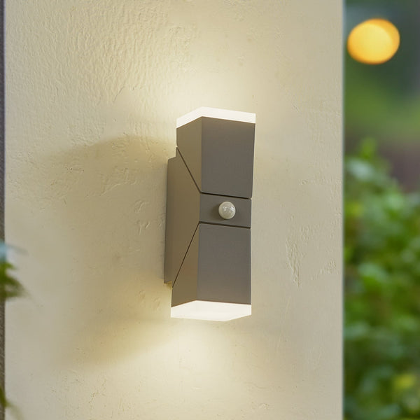 Applique murale LED, 22 cm, grise, IP54, avec capteur — mise en situation