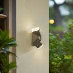 Applique murale LED, 22 cm, grise, IP54, avec capteur — mise en situation