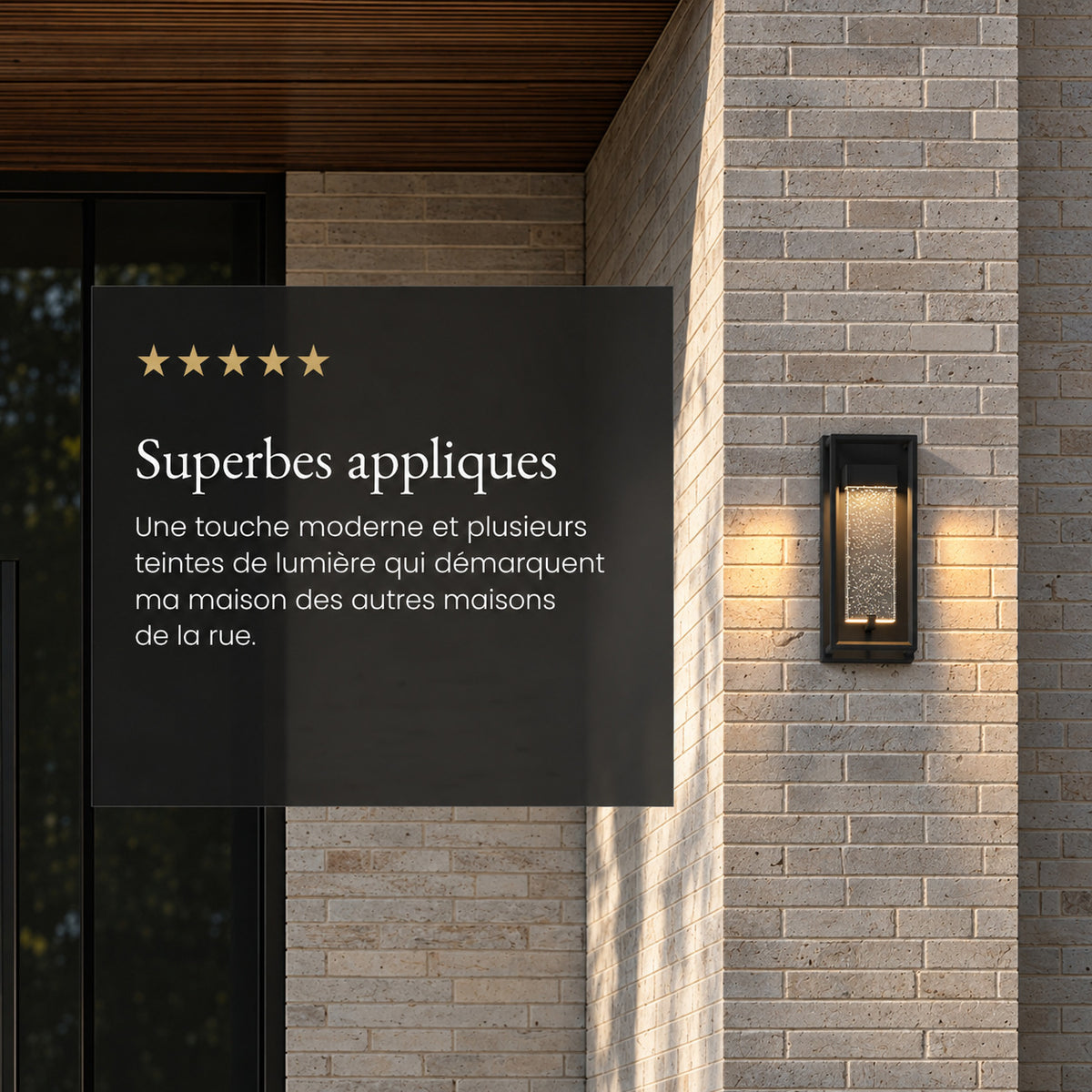 Applique noire à cœur en verre à bulles allumée sur une façade en briques claires, avec un avis client cinq étoiles