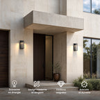 Deux appliques extérieures noires à cadre ouvert allumées de part et d’autre d’une porte d’entrée : économe en énergie, design moderne et élégant, finitions soignées, robuste et durable
