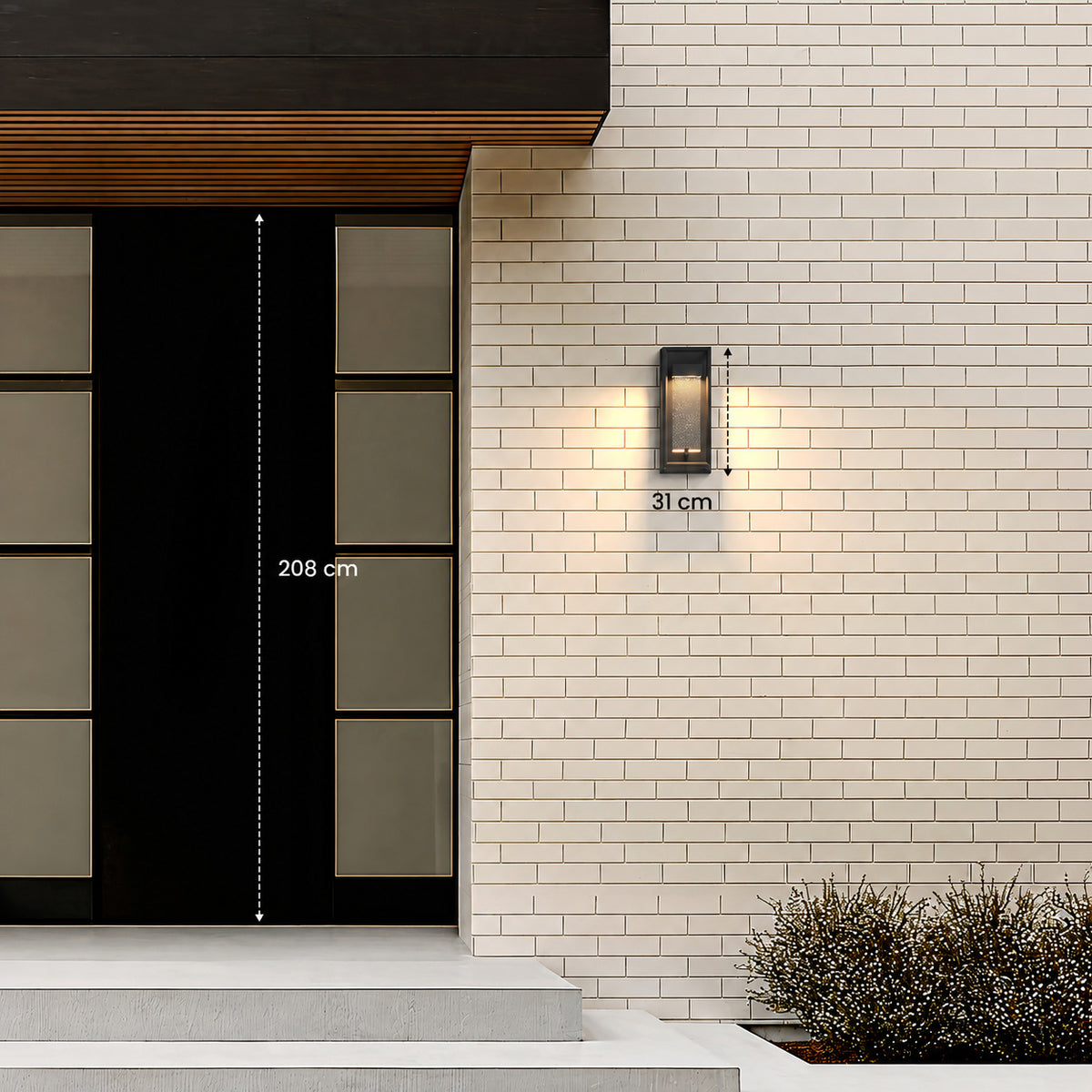 Applique de 31 cm de haut posée à côté d’une porte d’entrée de 208 cm, pour juger de la taille