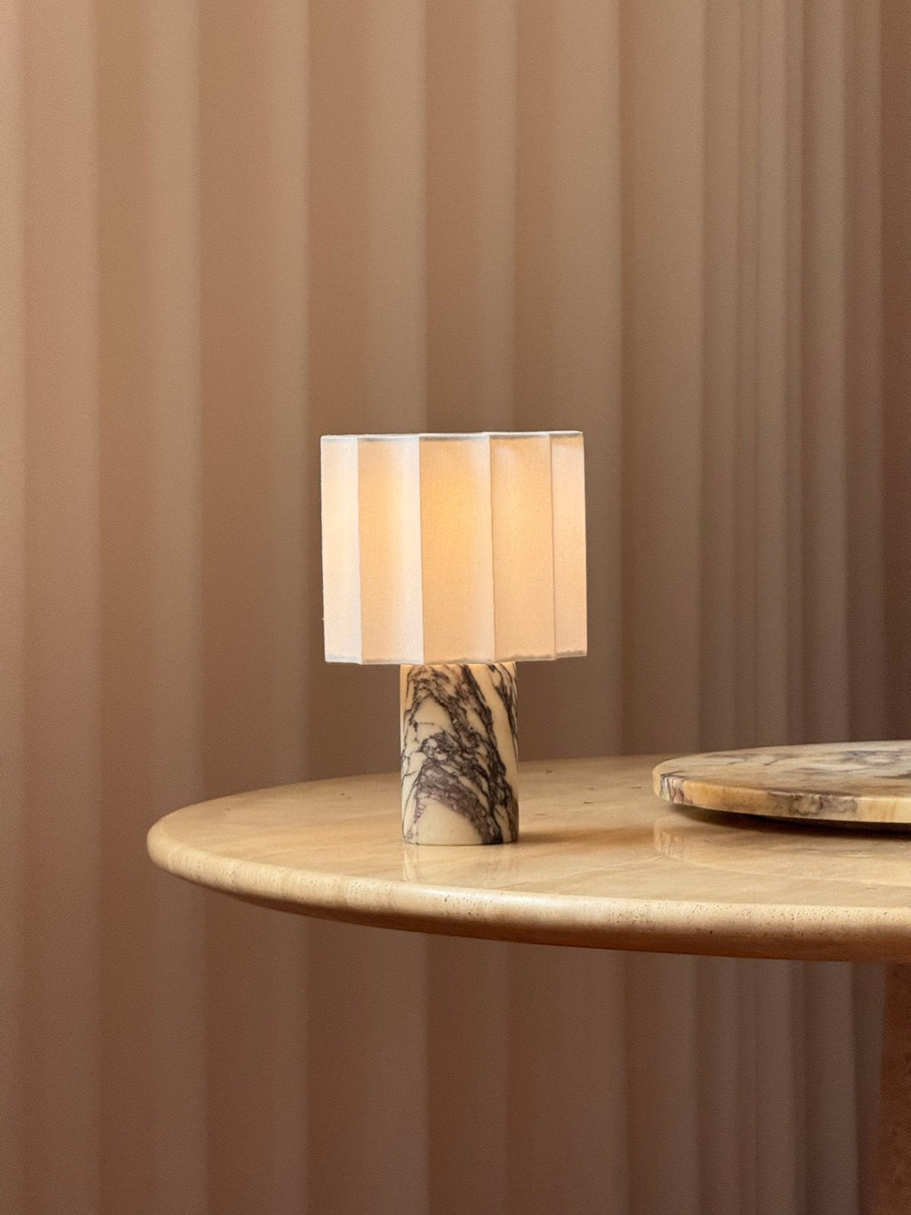 Lampe à poser moderne Evan en Marbre Noir et blanc