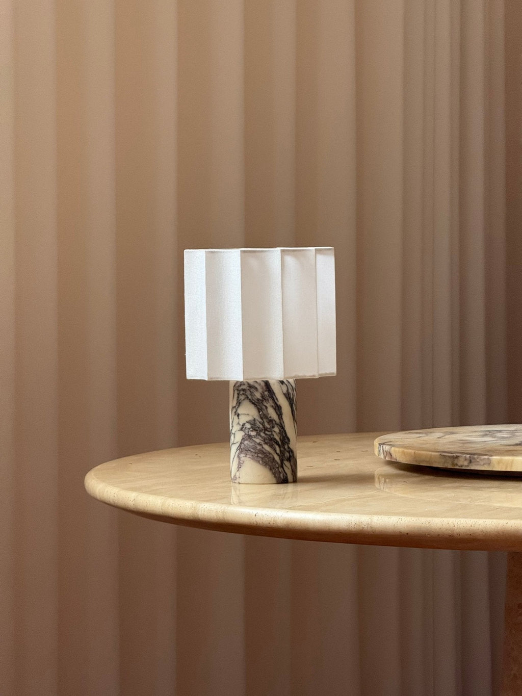 Lampe à poser moderne Evan en Marbre Noir et blanc