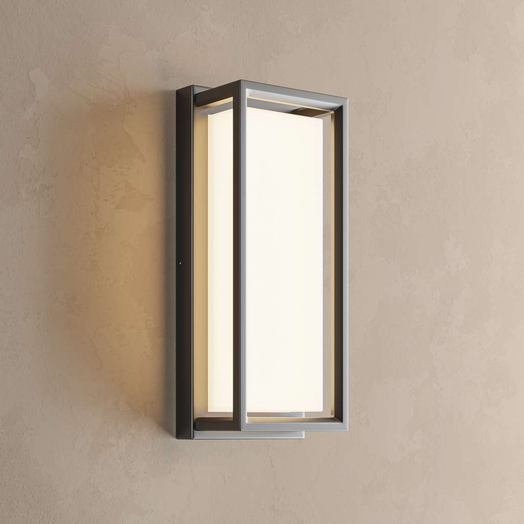 Applique extérieure rectangulaire noire à cadre ouvert allumée, vue de trois quarts sur un mur beige