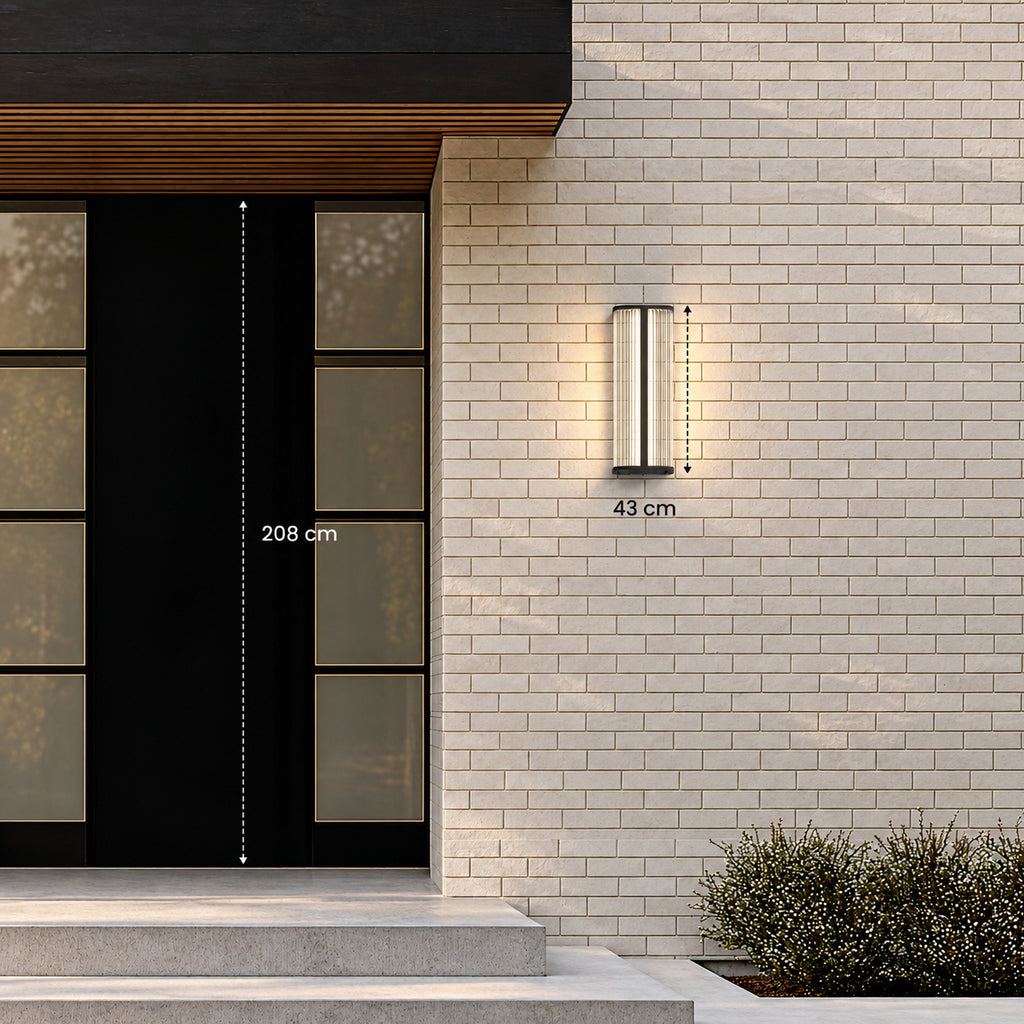 Guide des tailles : applique de 43 cm de haut comparée à une porte d’entrée de 208 cm