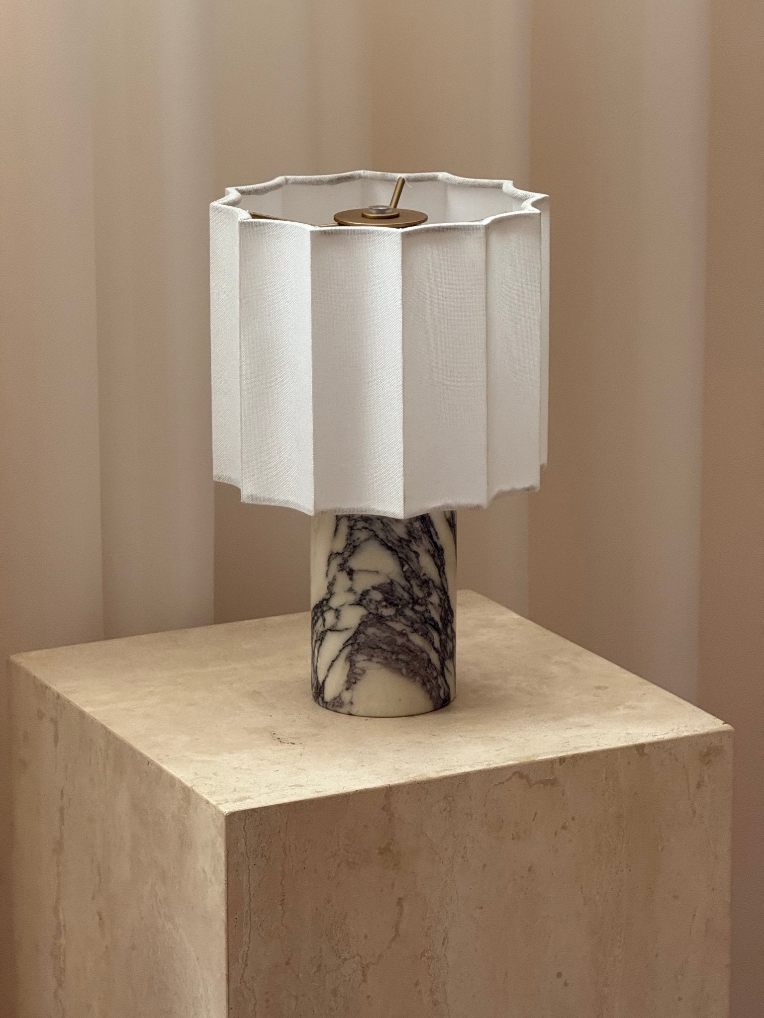 Lampe à poser moderne Evan en Marbre Noir et blanc