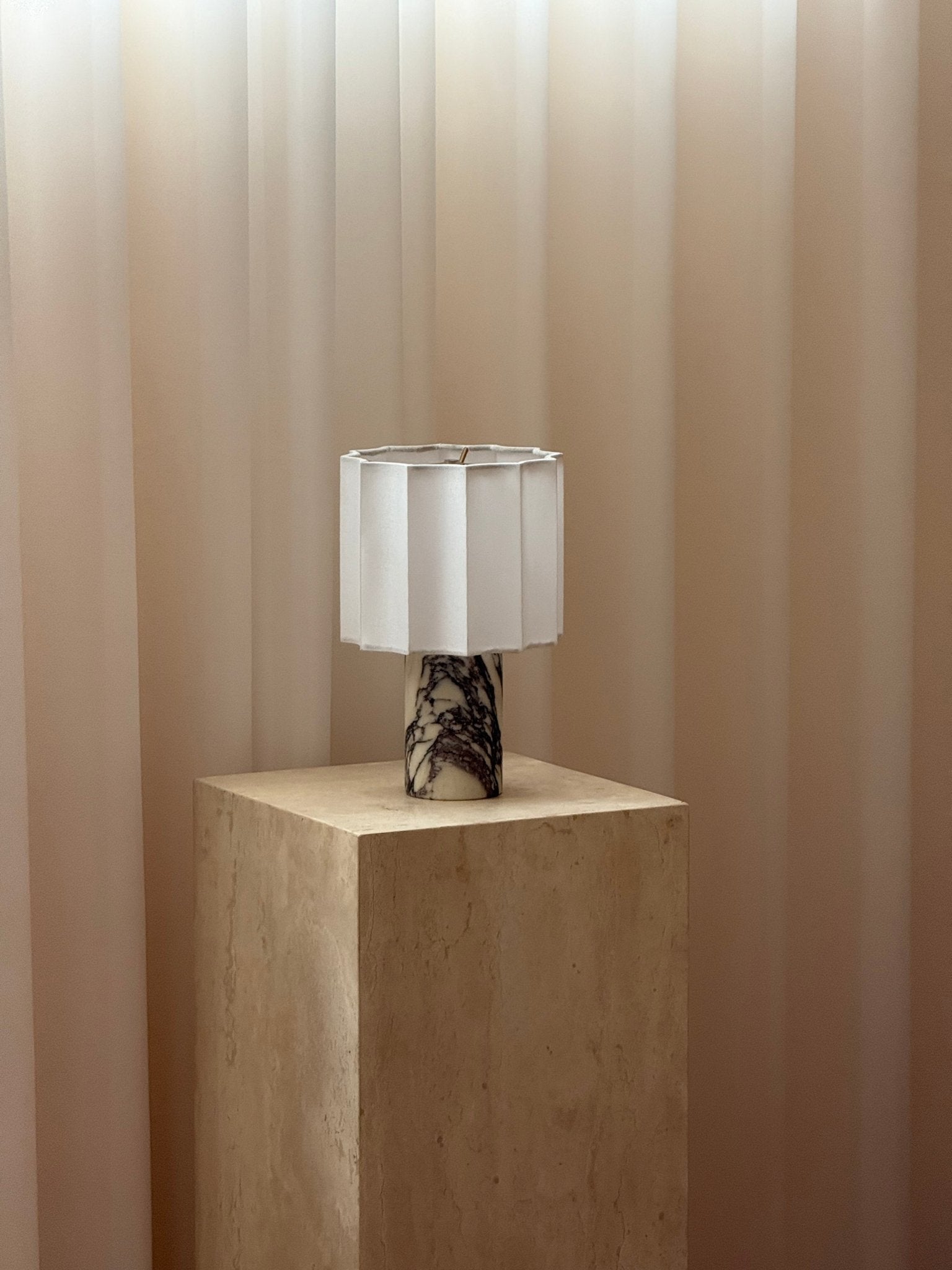 Lampe à poser moderne Evan en Marbre Noir et blanc