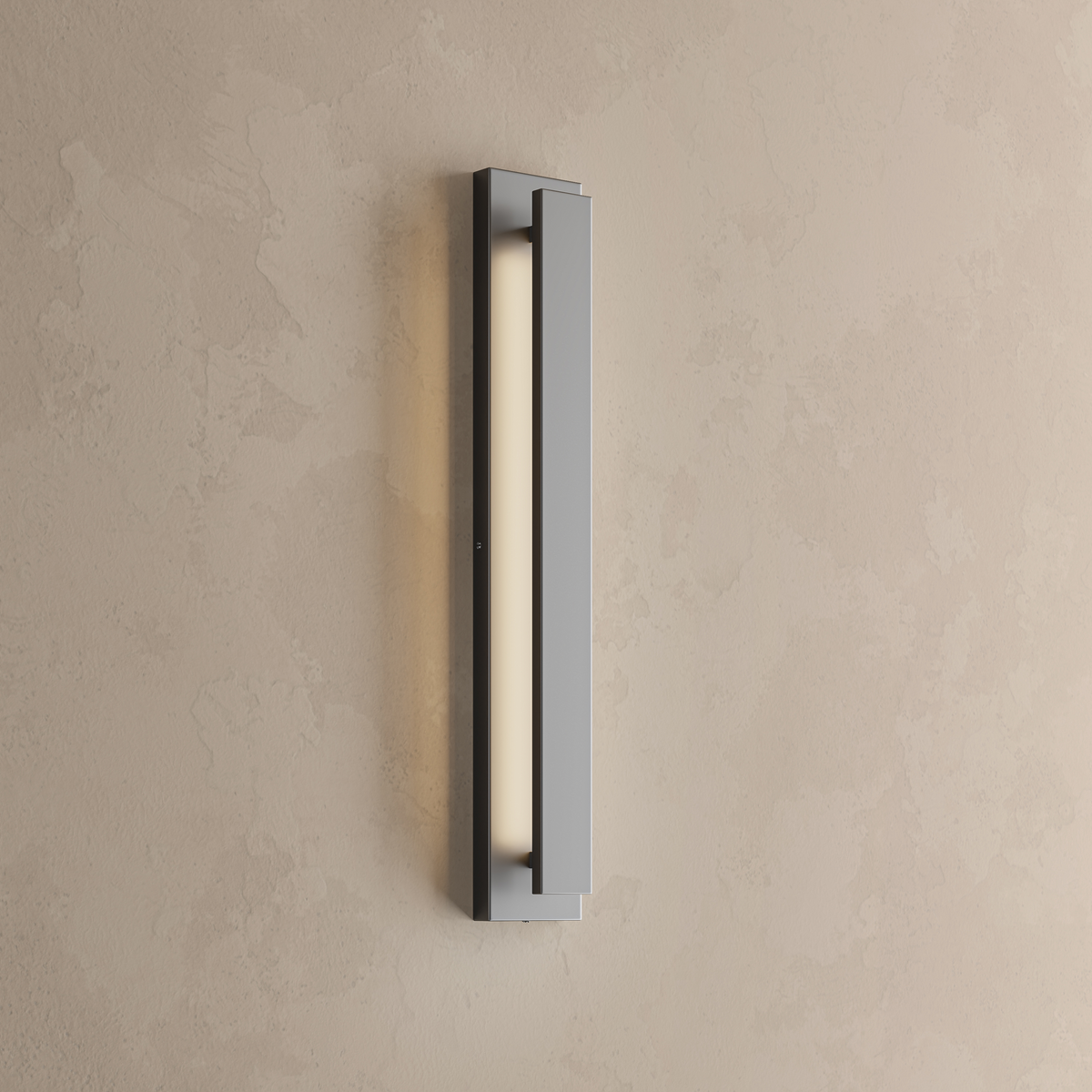 Applique extérieure LED lame verticale noire allumée, fine bande de lumière blanc chaud sur un mur enduit beige