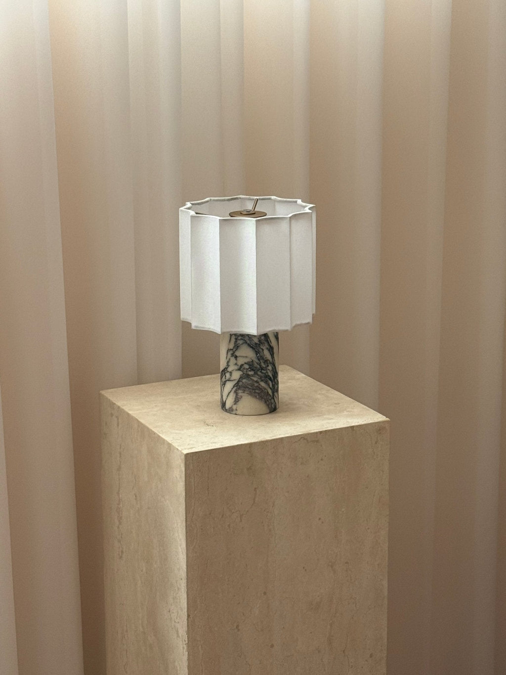 Lampe à poser moderne Evan en Marbre Noir et blanc