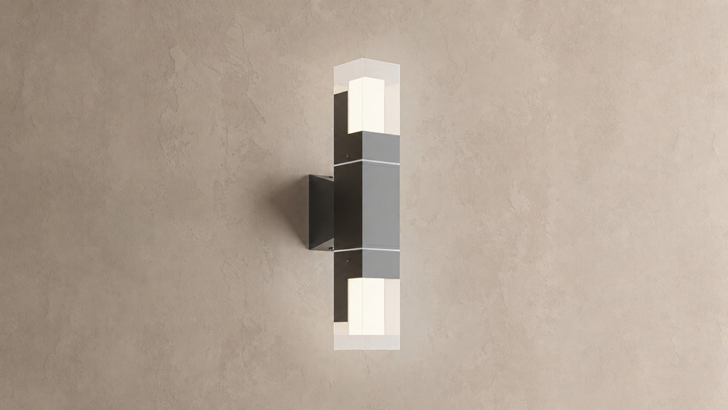 Applique extérieure noire modèle double allumée en haut et en bas sur un mur enduit beige