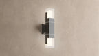Applique extérieure noire modèle double allumée en haut et en bas sur un mur enduit beige