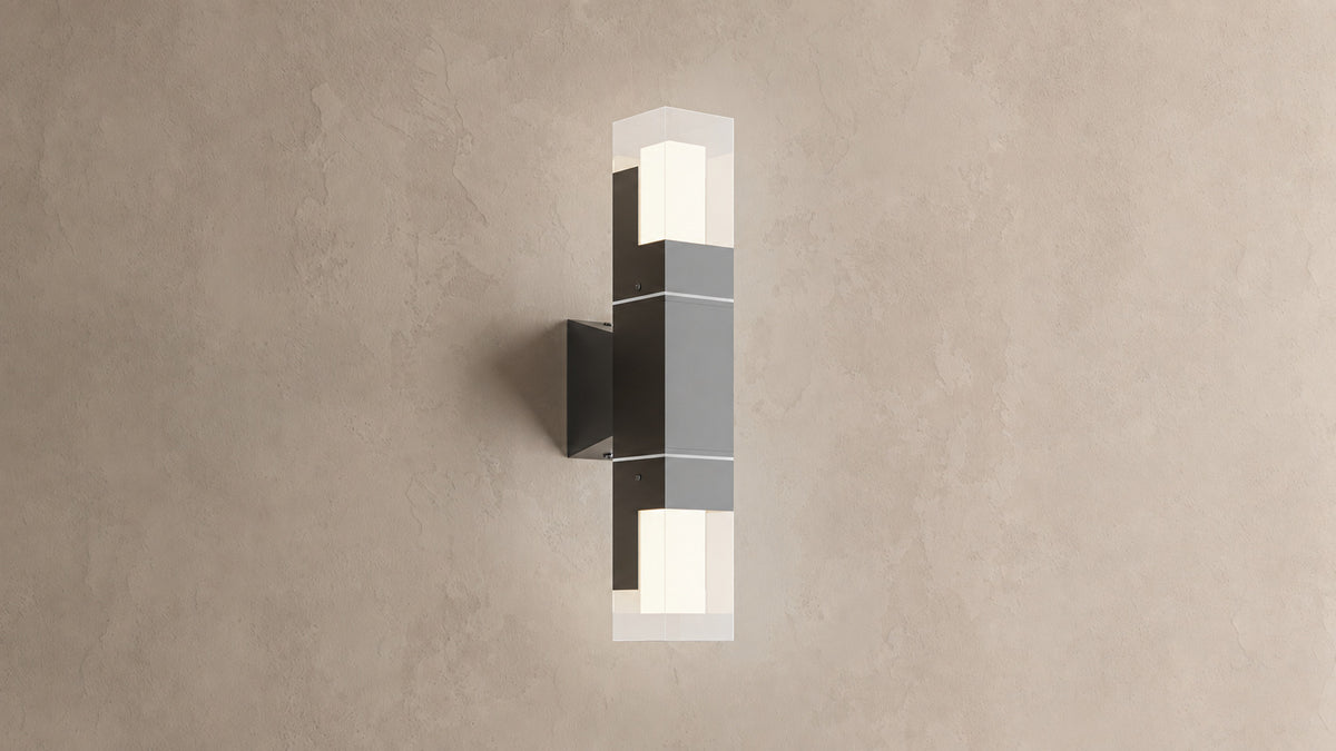 Applique extérieure noire modèle double allumée en haut et en bas sur un mur enduit beige
