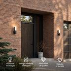 Deux appliques noires allumées de part et d’autre d’une porte d’entrée : économe en énergie, design moderne, fabrication de qualité, robuste