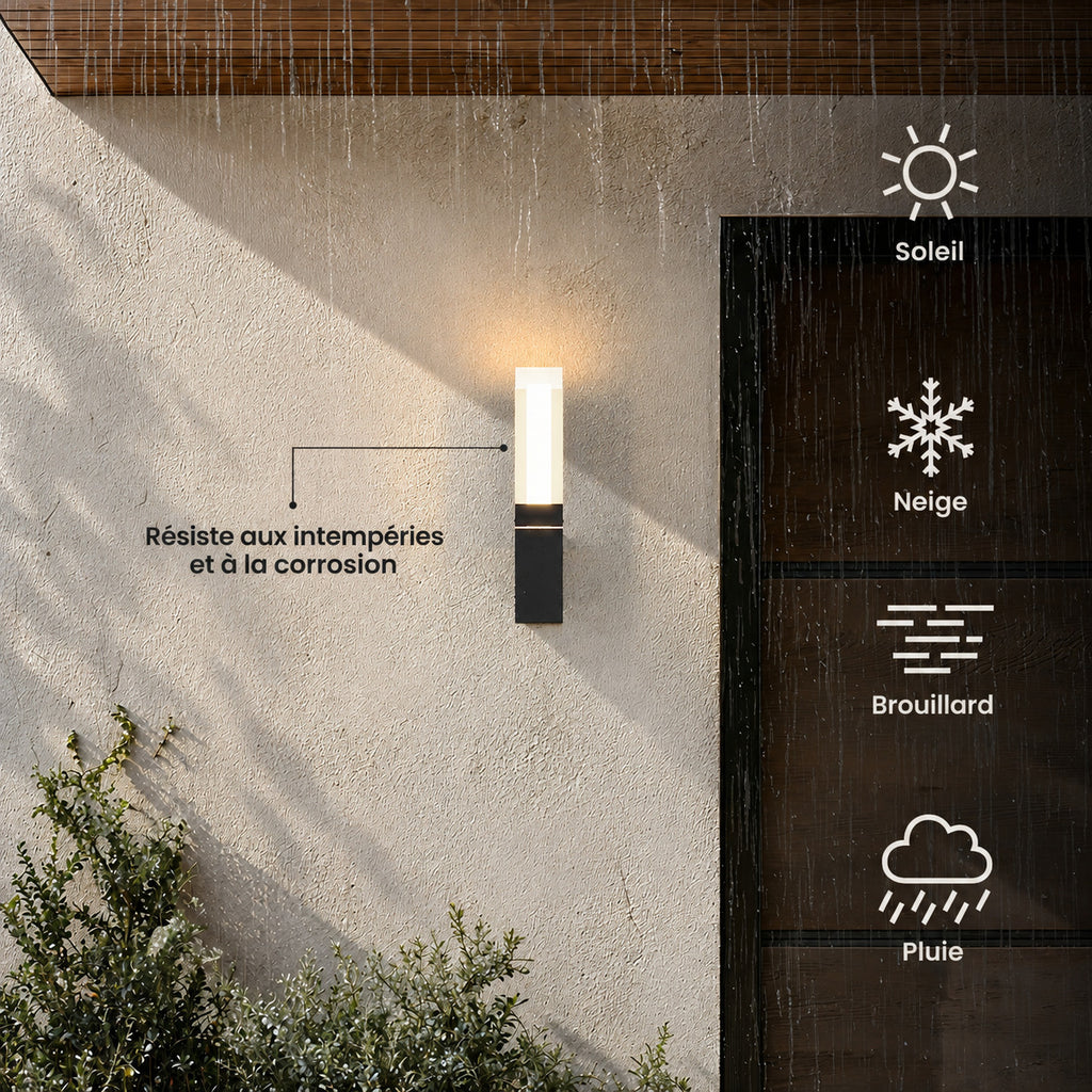 Applique extérieure noire sur un mur enduit, résistante aux intempéries et à la corrosion : soleil, neige, brouillard, pluie
