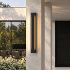 Applique extérieure LED verticale noire, hauteur 90 cm, allumée sur un pilier de façade