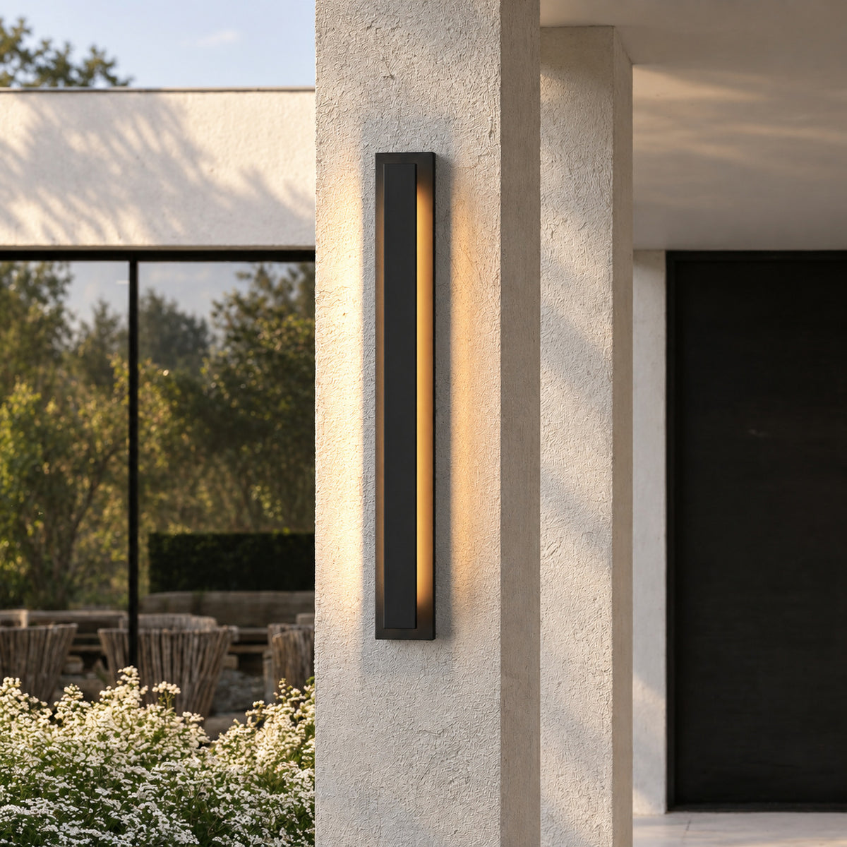 Applique extérieure LED verticale noire, hauteur 90 cm, allumée sur un pilier de façade