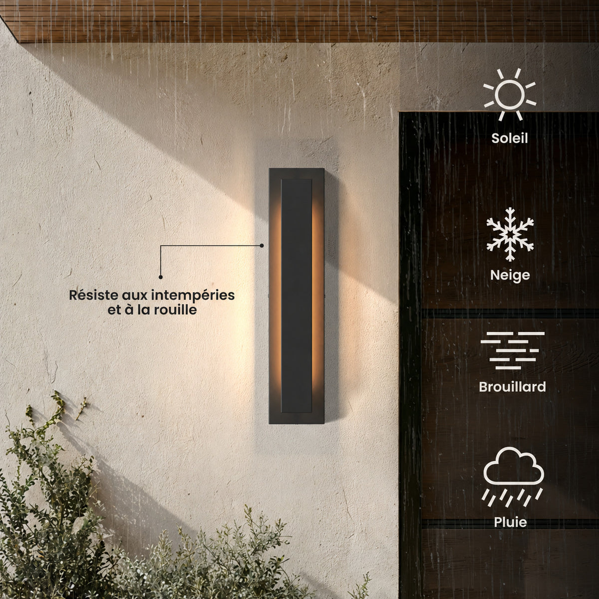 Applique extérieure LED verticale noire allumée sur un mur enduit, résiste aux intempéries et à la rouille : soleil, neige, brouillard, pluie