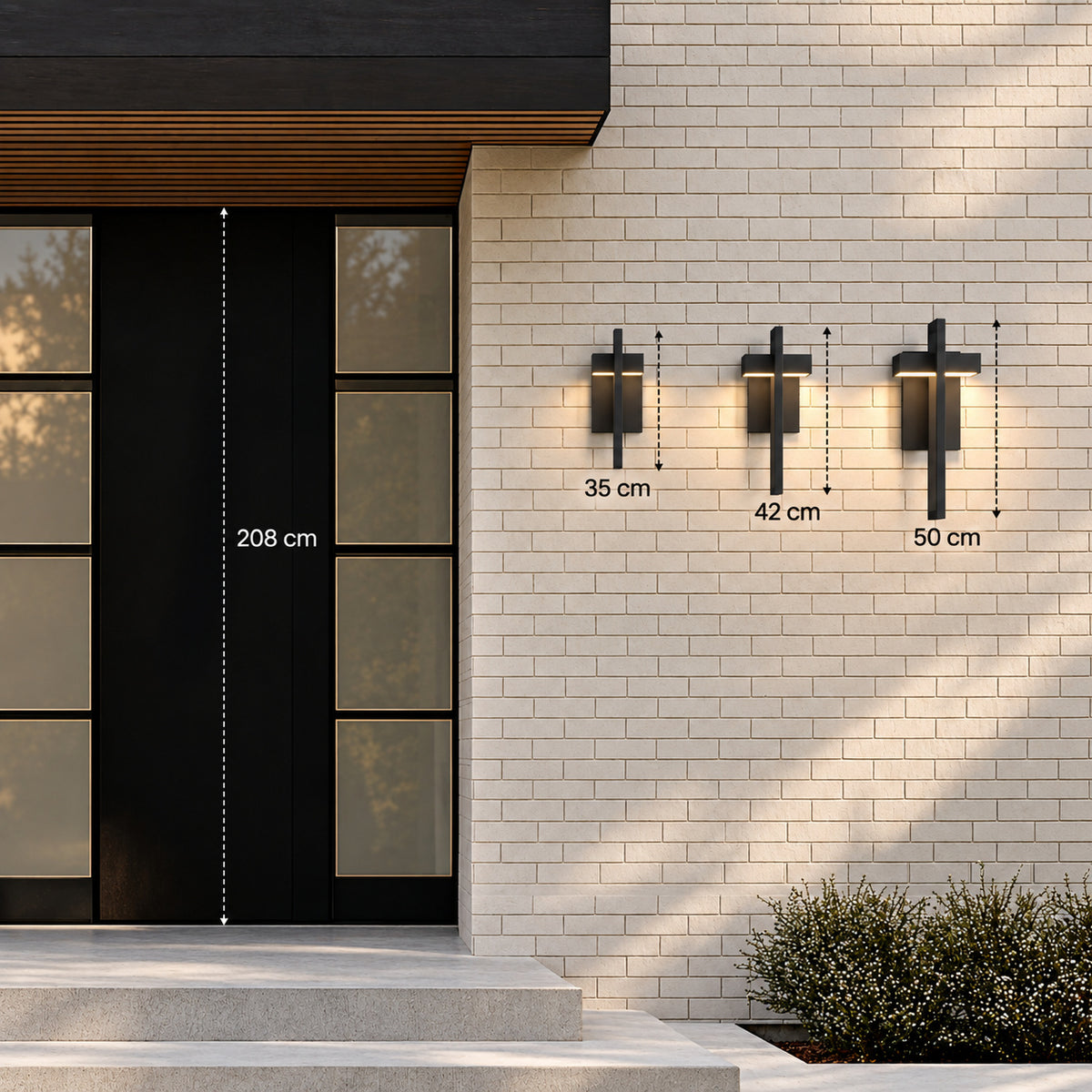 Les trois tailles de l’applique lanterne, 35, 42 et 50 cm, comparées à une porte d’entrée de 208 cm